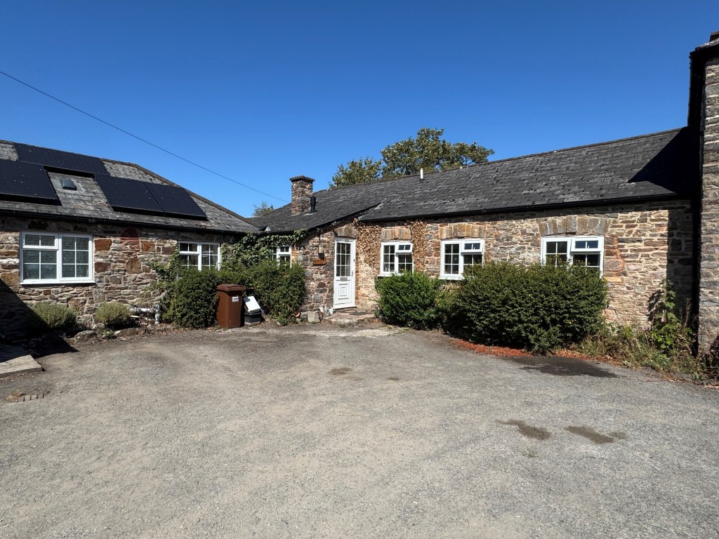 Lot: 20 - THREE-BEDROOM SINGLE-STOREY DWELLING - A FREEHOLD INVESTMENT - Front of the Parlour Cottage